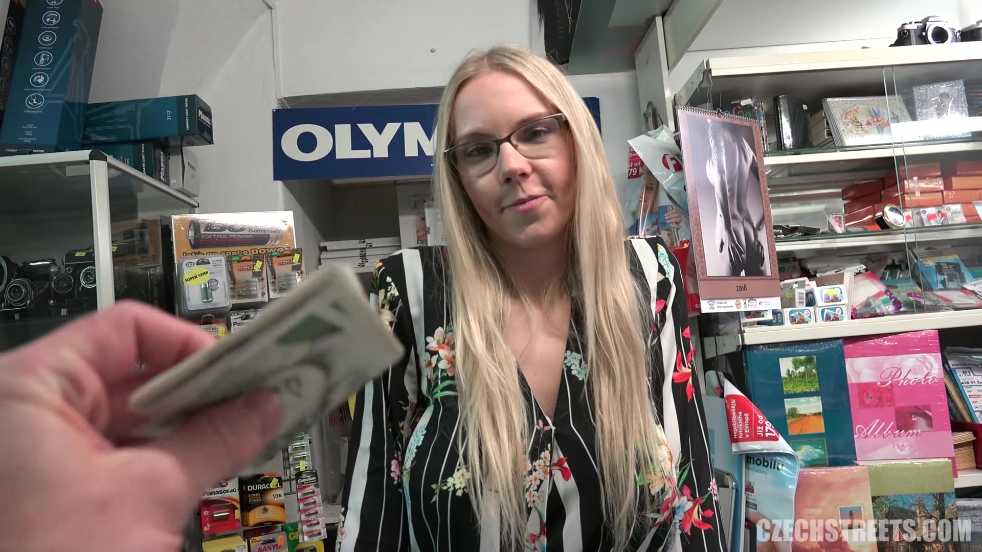 Пикапер снял в магазине очкастую чешку и выебал ее за деньги как в грязном  секс порно на работе